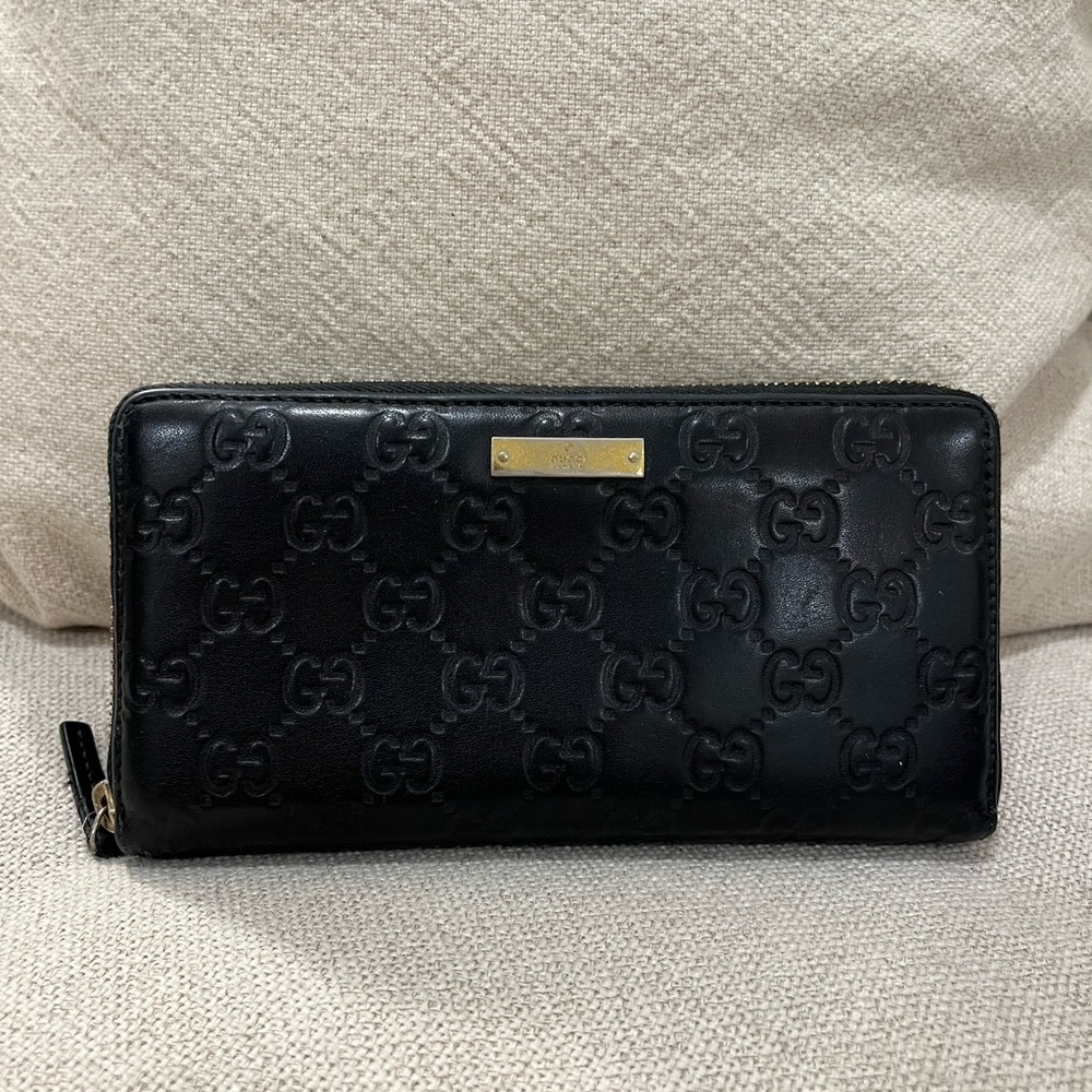 Black Gucci zip wallet